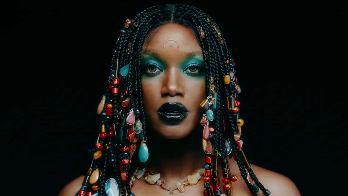 Baile da Vogue 2025 anuncia show de IZA e transmissão ao vivo; saiba mais
