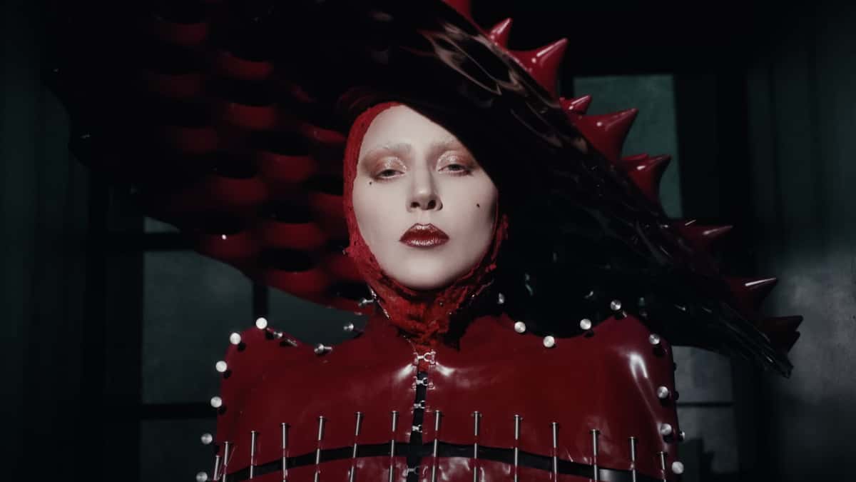 Lady Gaga lança “Abracadabra” com videoclipe repleto de coreografia; assista