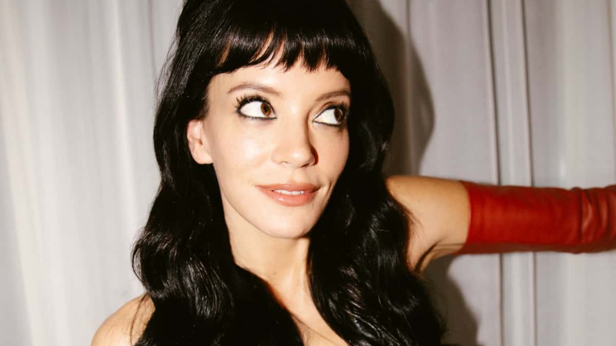 Lily Allen lança remix de “Beg For Me” com Jade e aquece expectativa para o Primavera Sound São Paulo 2026