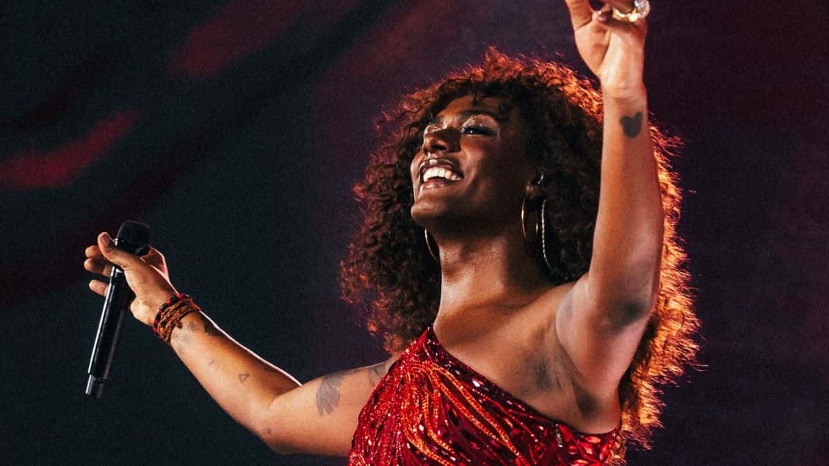 Liniker inicia turnê com show sold out para 48 mil pessoas em São Paulo