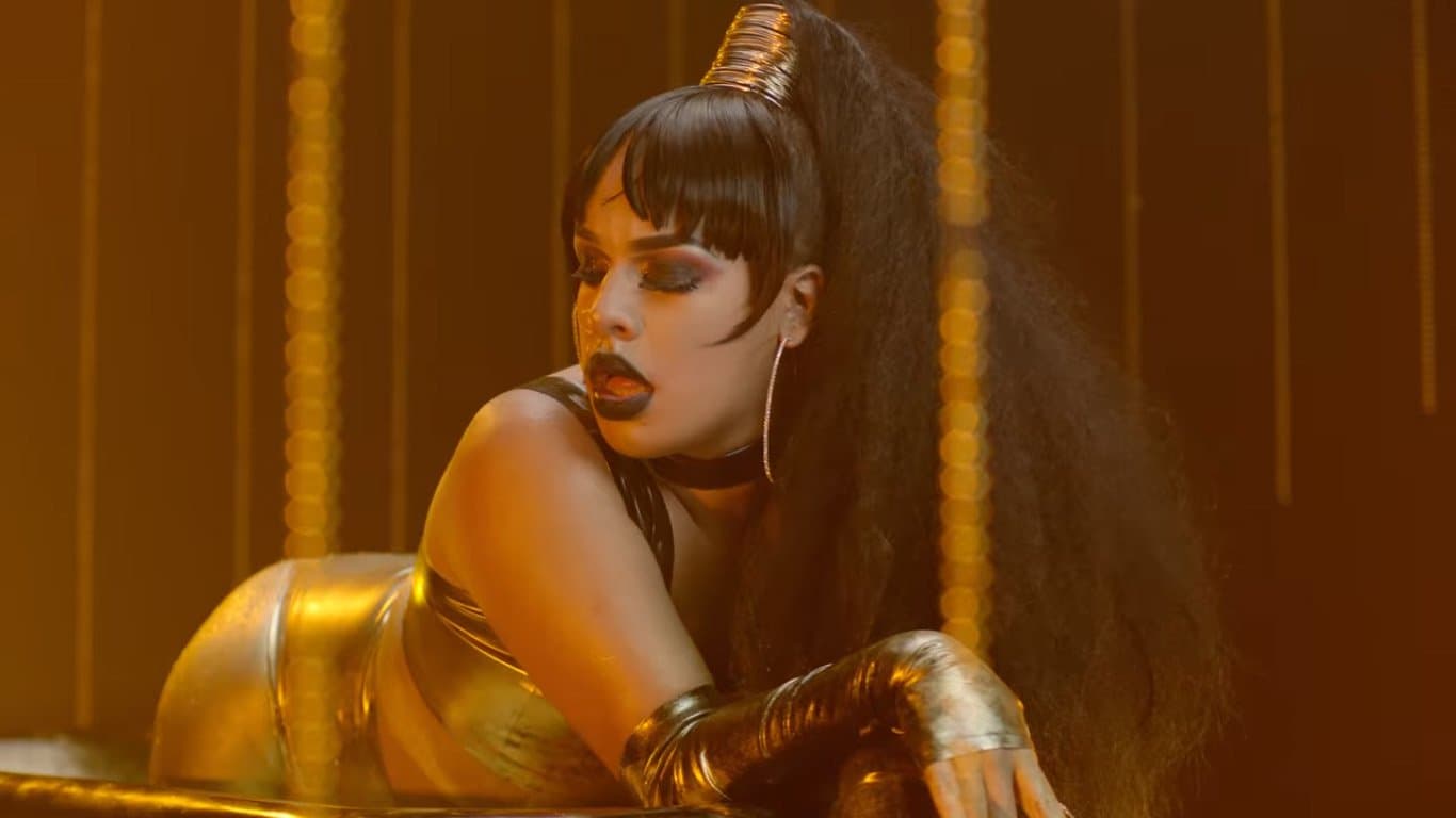 Gloria Groove está banhada a ouro no clipe do seu novo single “Bumbum de Ouro”