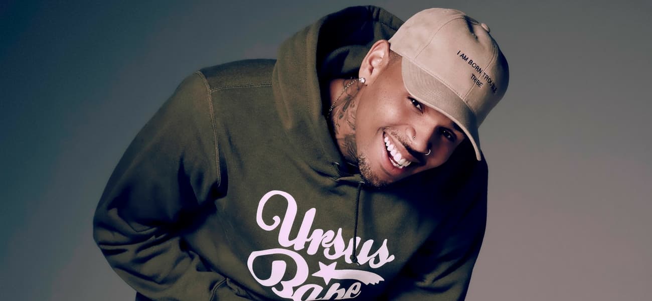 Paparazzis flagram Chris Brown enforcando uma mulher e advogado afirma que foi brincadeira