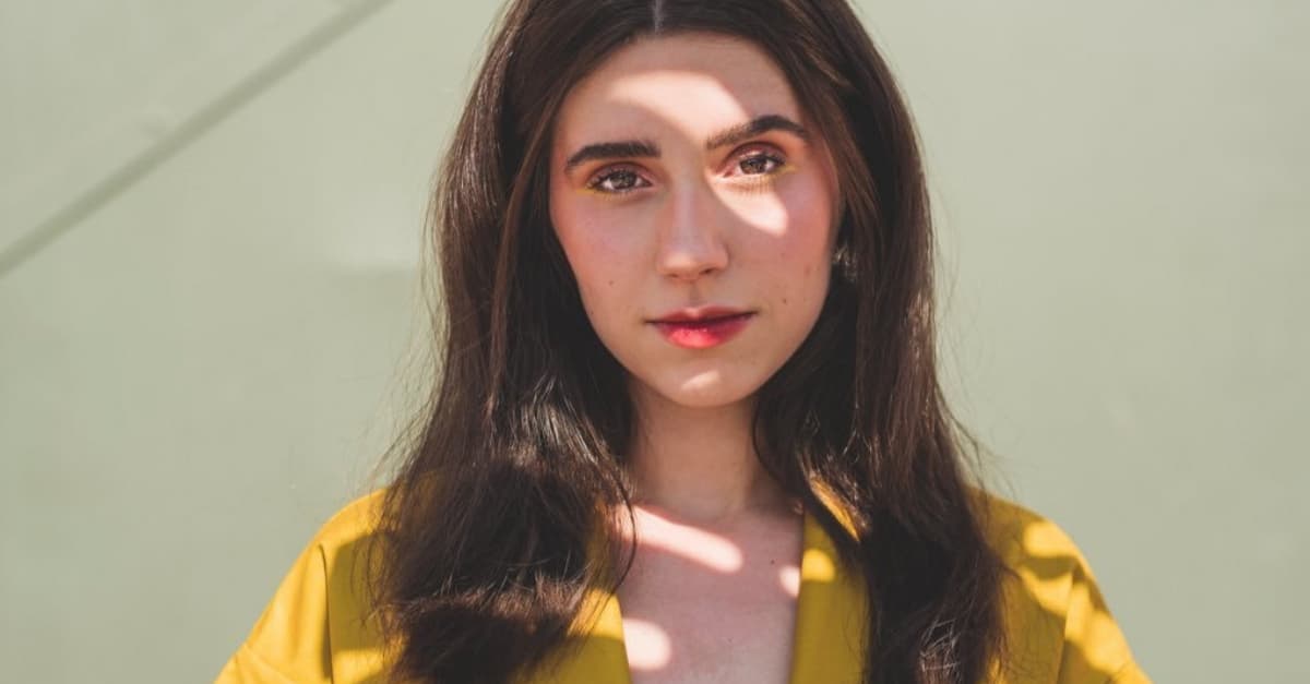 Entrevista | Nina Fernandes fala sobre inspirações, amor pela música e lança novo single; ouça “Beijo”!