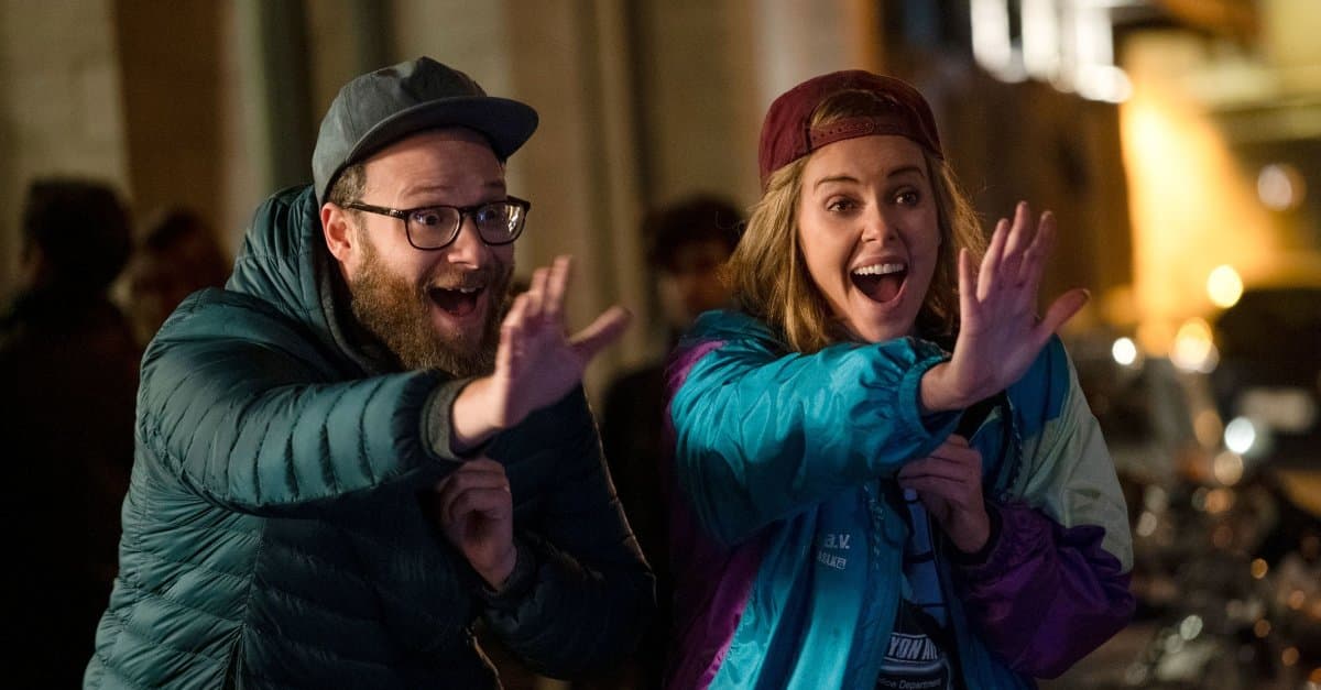 “Casal Improvável” | Seth Rogen e Charlize Theron flertam em cartaz final