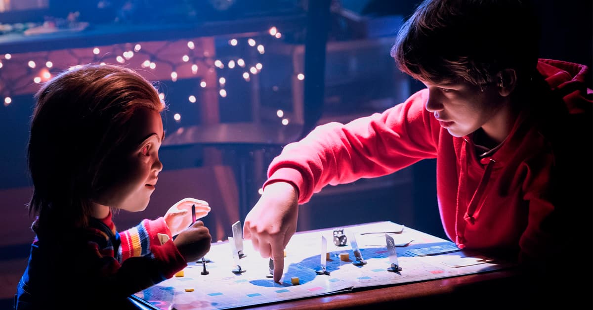 “Brinquedo Assassino” traz comédia e uma versão do Chucky em inteligência artificial | Crítica