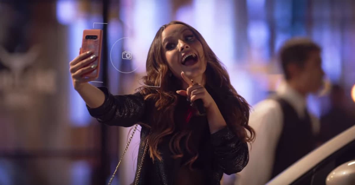 Larissa Manoela vive blogueira viciada em celular no filme “Modo Avião”; assista ao trailer