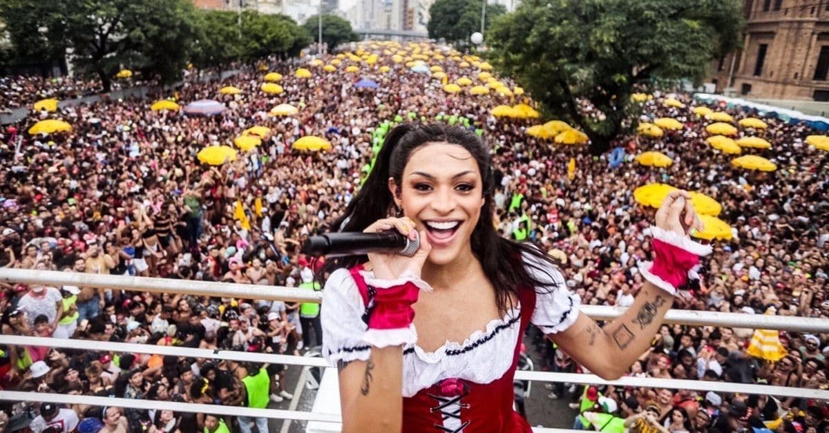 CarnaVip 2020 | Vestida de Chapeuzinho Vermelho, bloco da Pabllo arrasta multidão em São Paulo