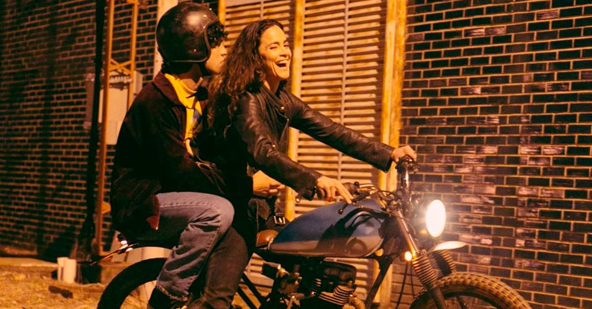 Alice Braga e Gabriel Leone contam mais detalhes do filme “Eduardo e Mônica” durante a CCXP Worlds