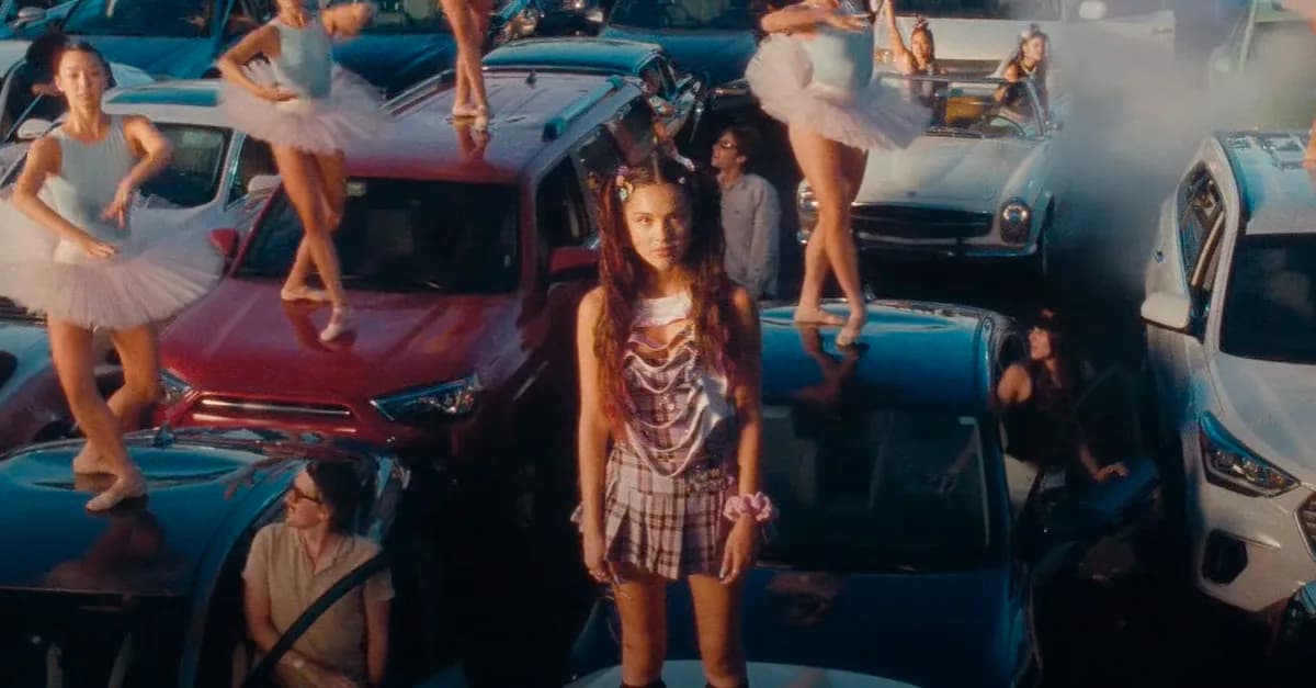Olivia Rodrigo surpreende fãs com o clipe de “Brutal”; assista!