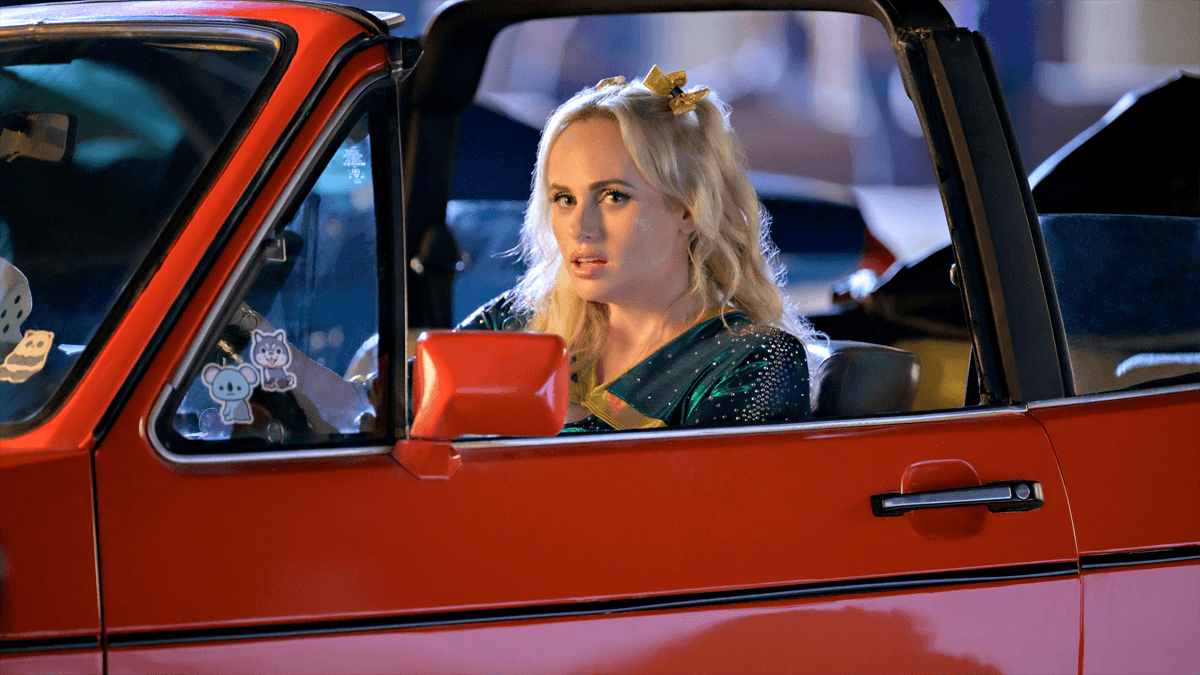 Rebel Wilson recria clipe Britney Spears em vídeo promocional de “De Volta ao Baile”