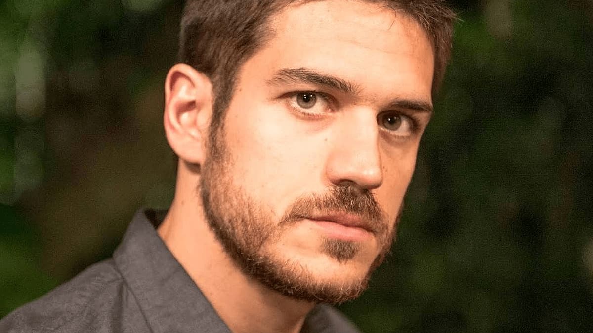 Marco Pigossi comenta sobre se assumir gay e autoaceitação: “Pedia a Deus para me consertar”