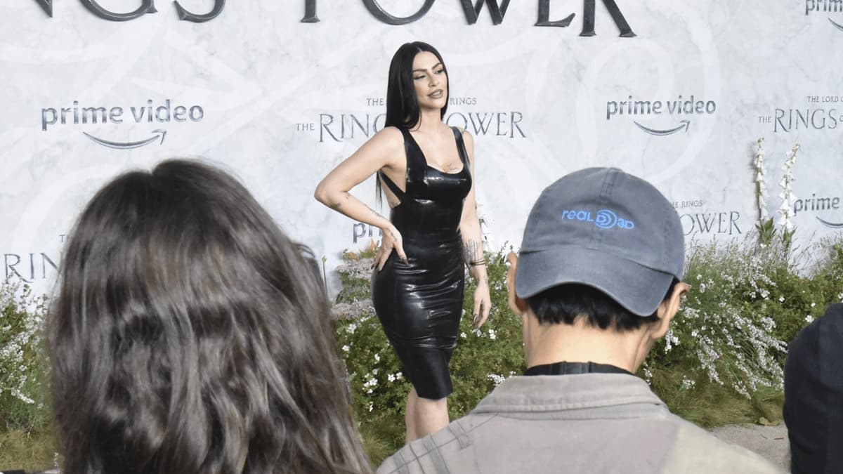 Cleo comparece a pré-estreia de “O Senhor dos Anéis: Os Anéis de Poder” em Londres
