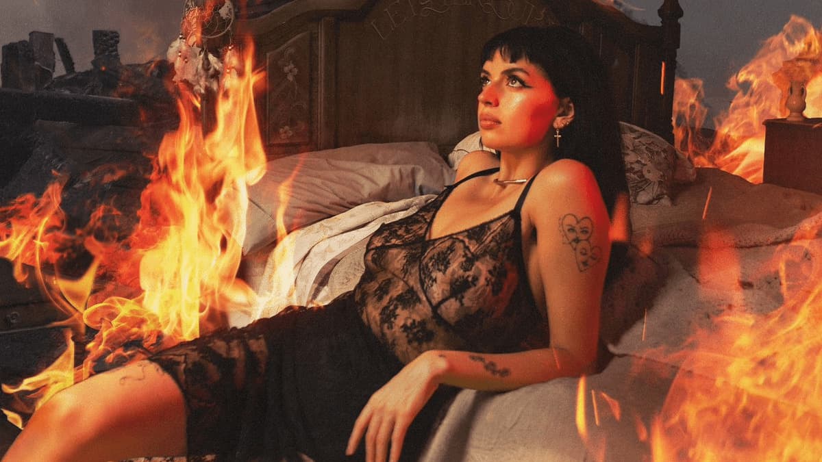 Rebecca Black lança o primeiro álbum da carreira; ouça “Let Her Burn”!