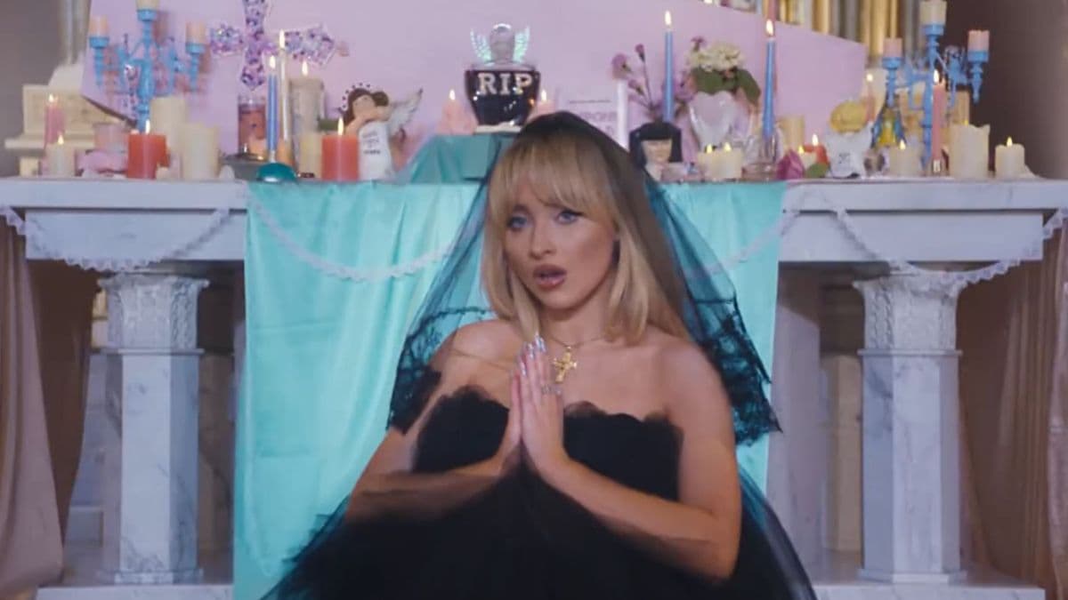 Padre é afastado após permitir gravações de clipe de Sabrina Carpenter em igreja