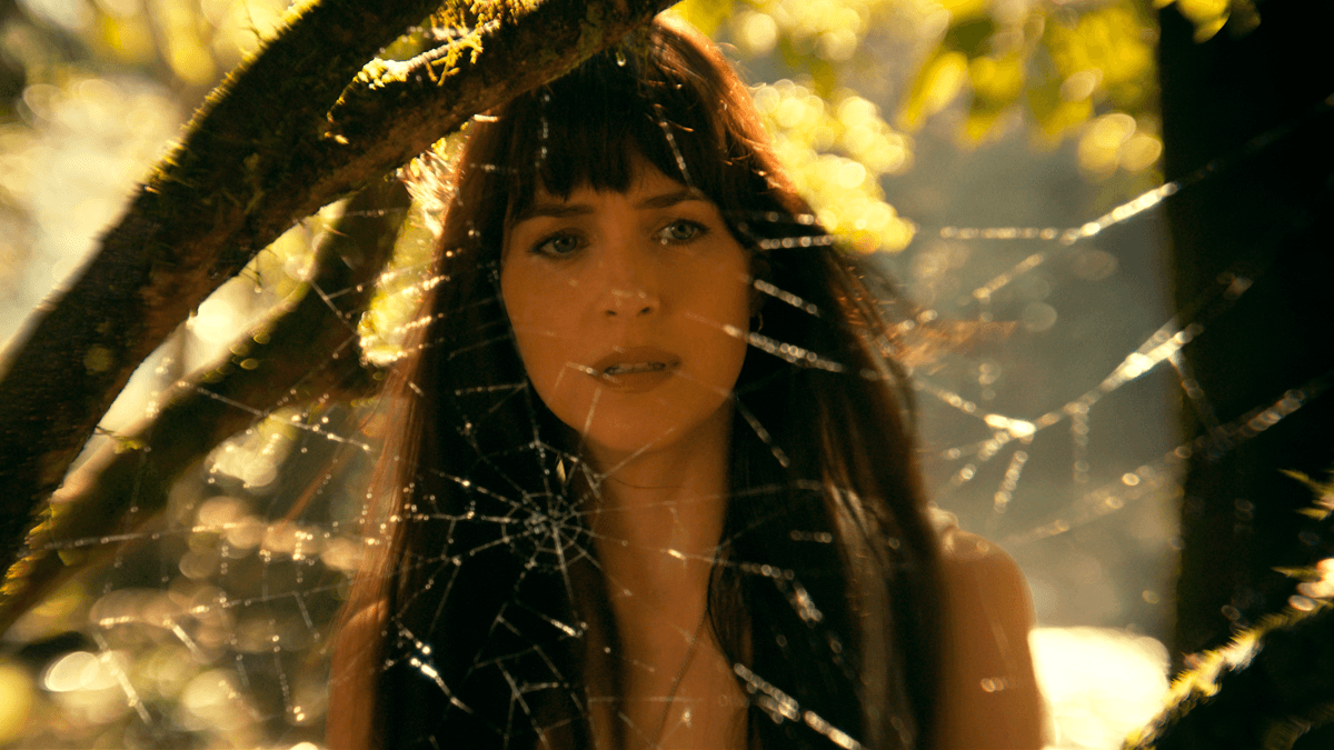 Dakota Johnson enfrenta perigos no trailer de “Madame Teia”