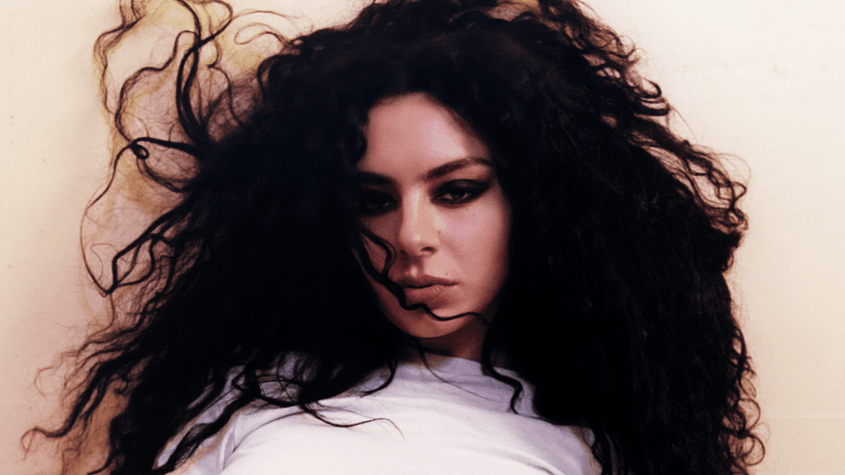 Charli XCX lança “Guess” com Billie Eilish