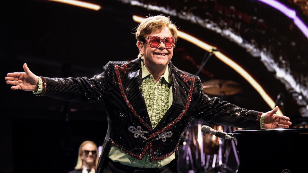 Elton John revela grave infecção em um dos olhos e os detalhes do tratamento