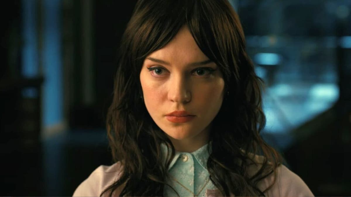 Warner divulga trailer do terror “Acompanhante perfeita” estrelando Sophie Thatcher e Jack Quaid
