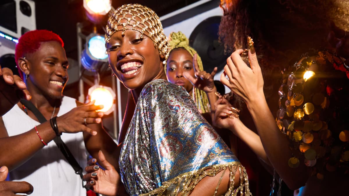 Rabanne mergulha no funk carioca e exalta a potência do Rio de Janeiro em campanha global