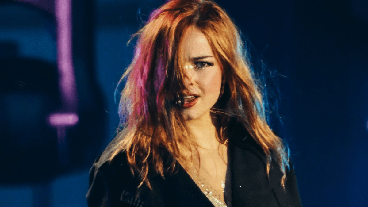 Addison Rae realiza sonho e apresenta show pop performático no Lollapalooza Brasil 2026