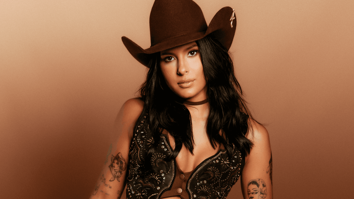 Ana Castela lança álbum “FIRE ARENA” e inaugura nova fase pop da carreira