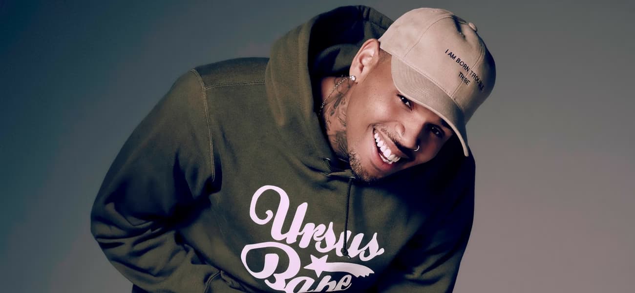 Paparazzis flagram Chris Brown enforcando uma mulher e advogado afirma que foi brincadeira