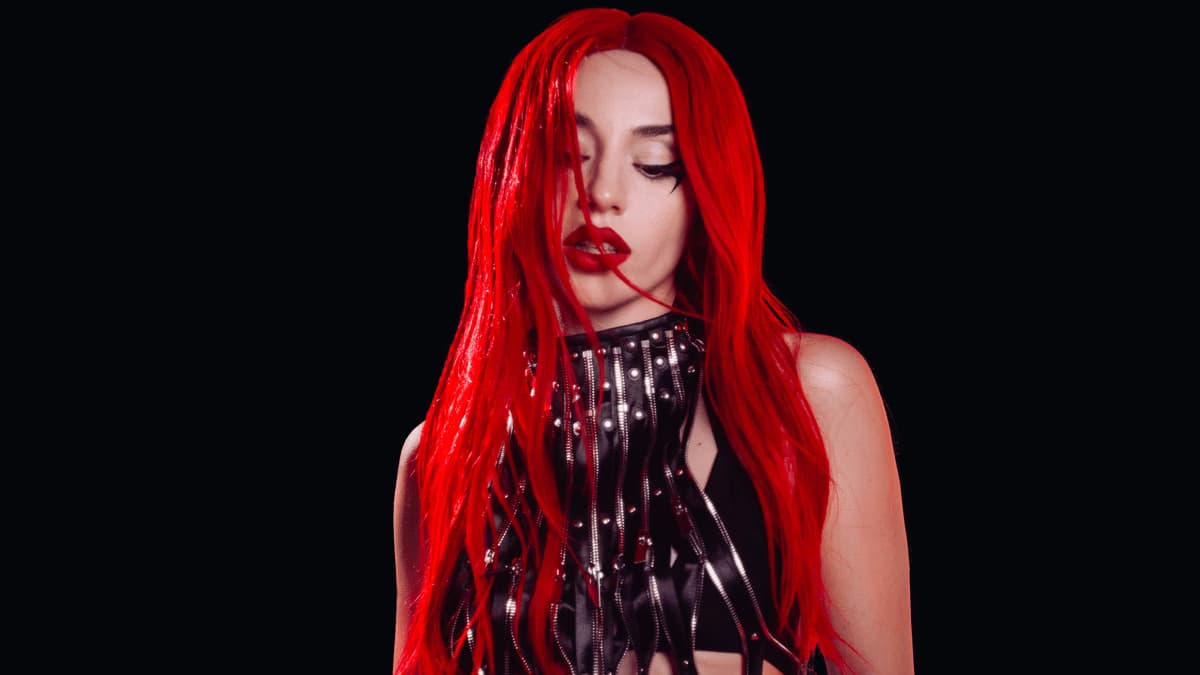 Ava Max lança “Don’t Click Play” quebra silêncio sobre comparações com Lady Gaga
