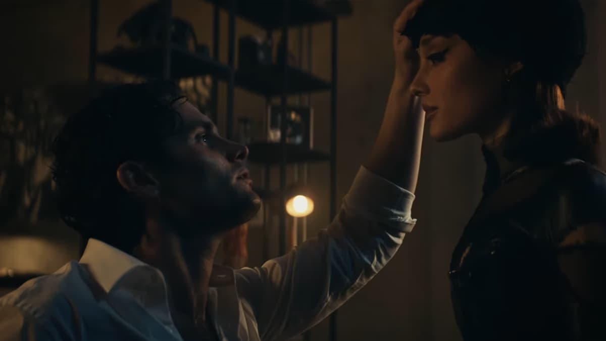 Ariana Grande vira Mulher-Gato no clipe de “the boy is mine”