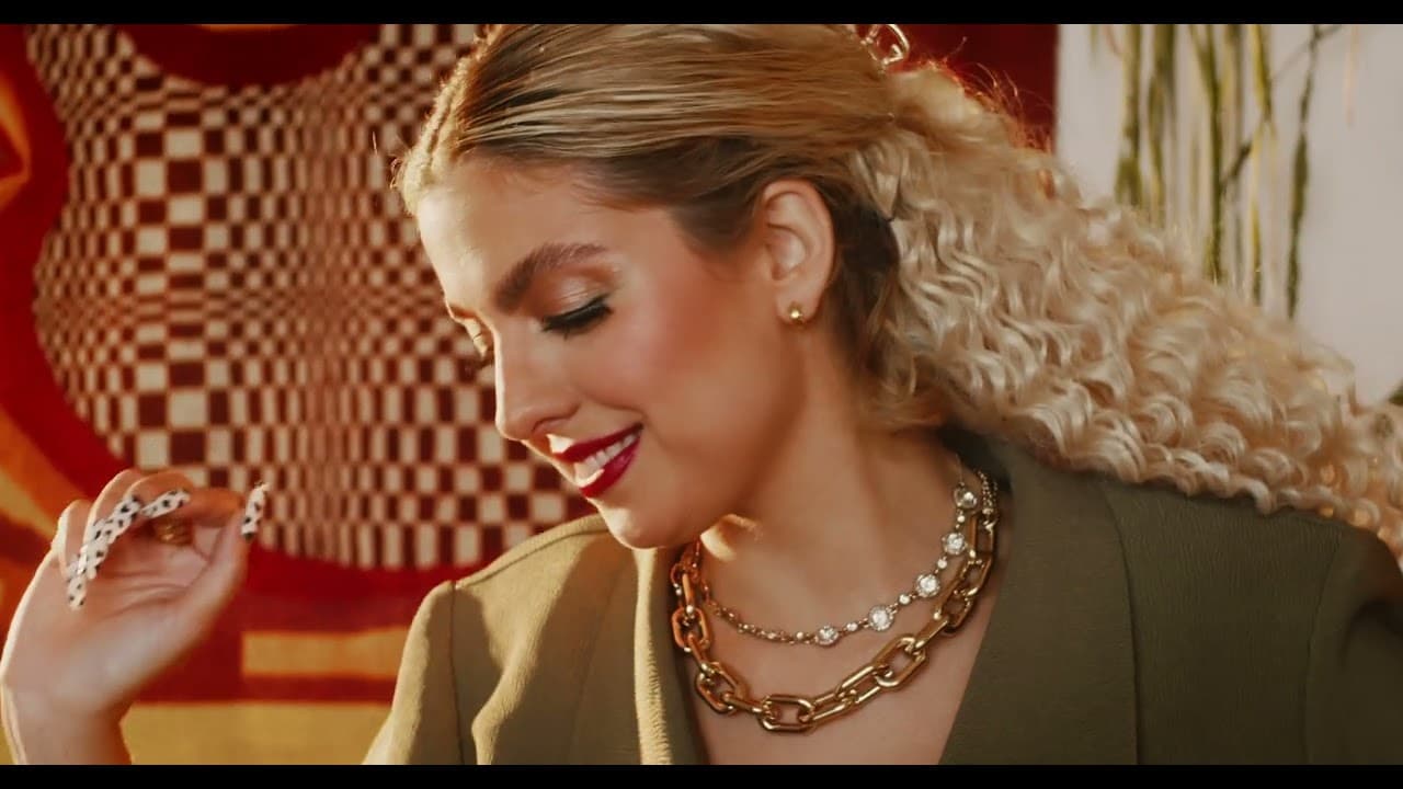 CLARA VALVERDE - CURIOSIDADE (clipe oficial)