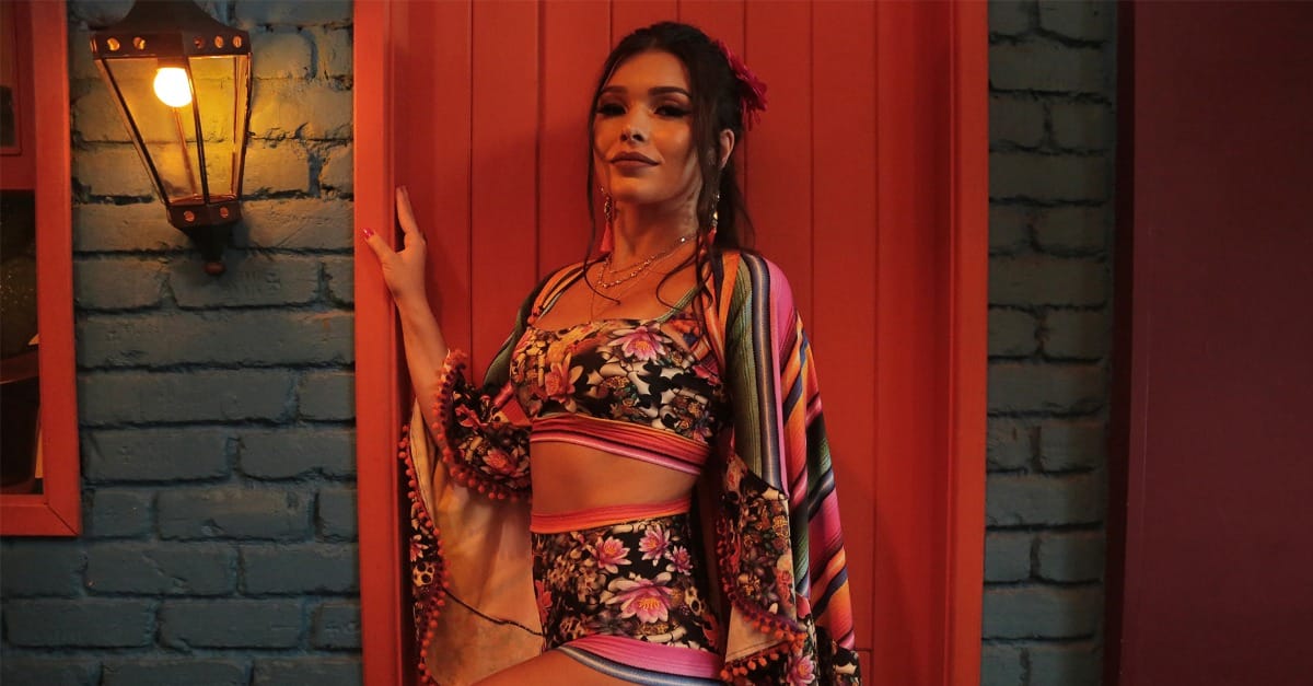 Humor e sensualidade tomam conta do novo clipe de Lary; assista “Cositas Más”!