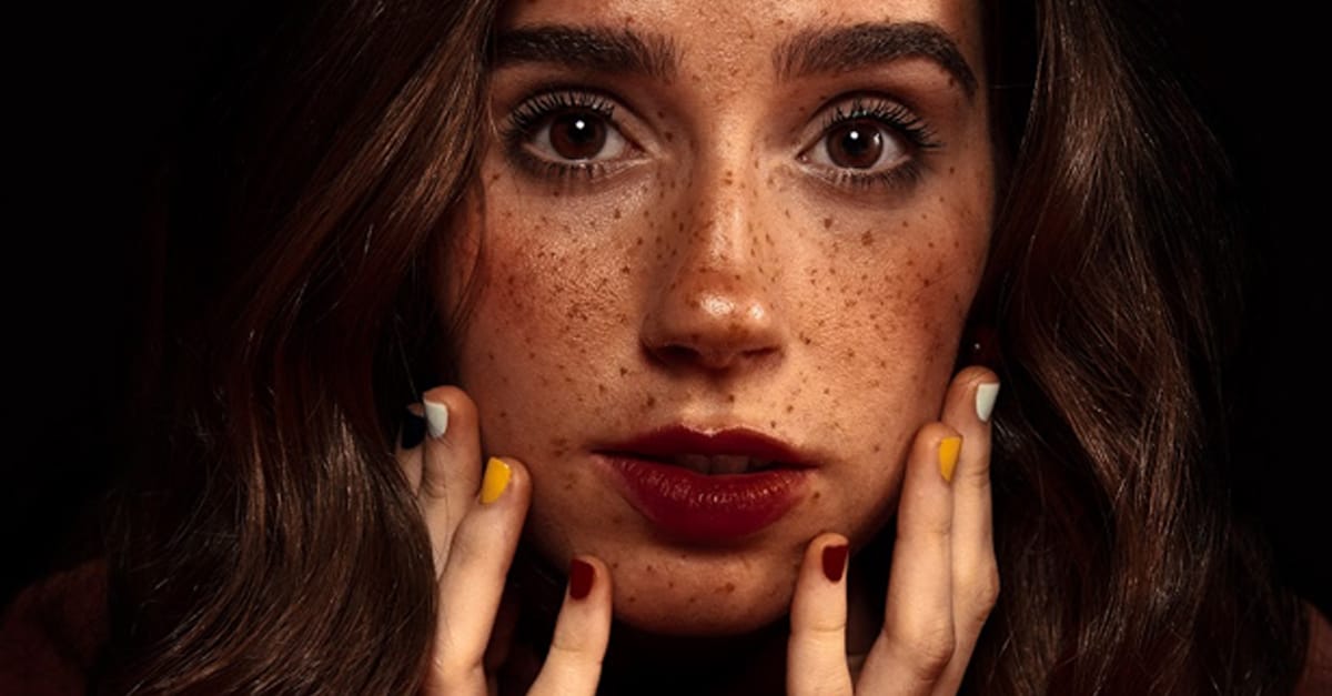 “Digitando…” | Nina Fernandes lança novo EP; ouça!