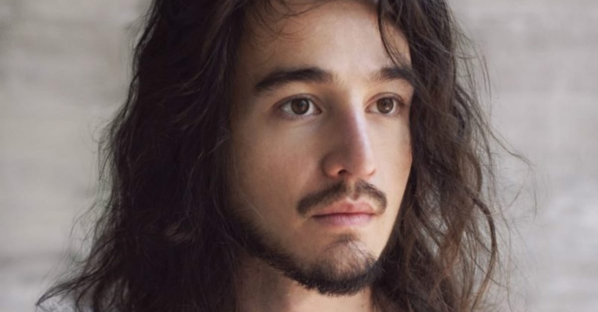 Após ano sabático Tiago Iorc lança álbum surpresa “Reconstrução” com um clipe para cada música