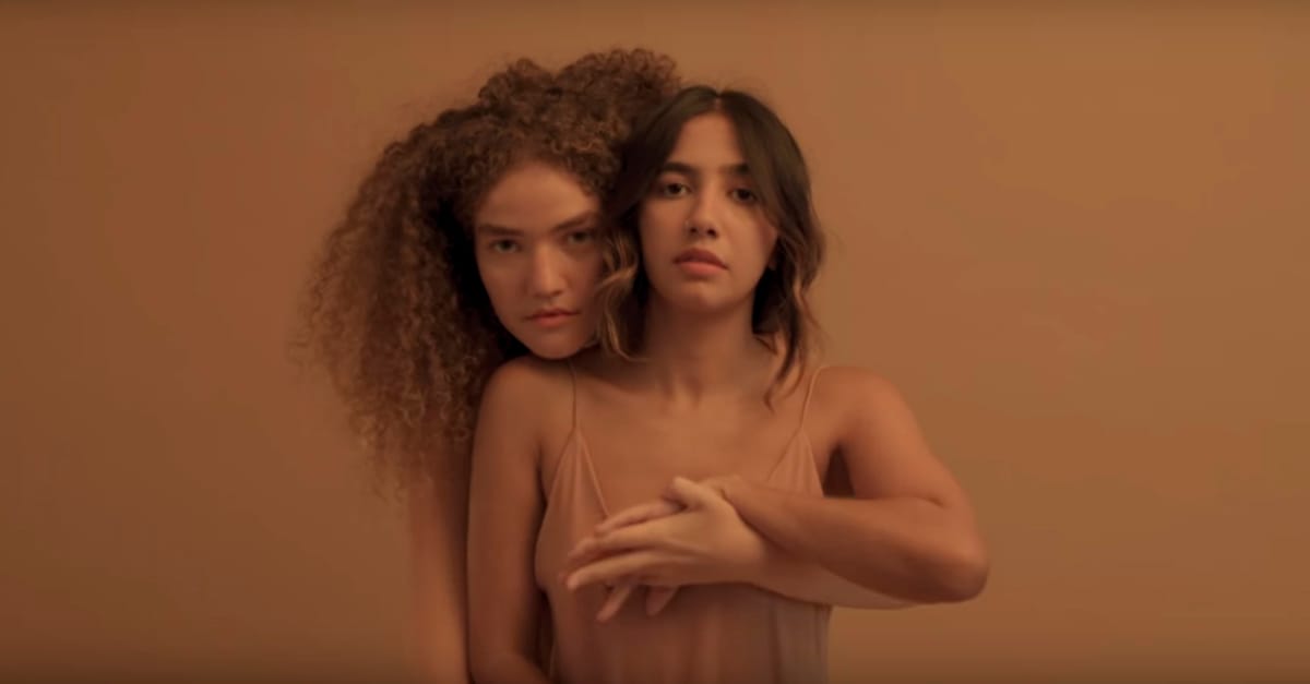 Anavitória lança clipe minimalista para a faixa “A gente junto”; confira!