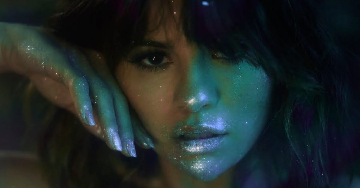 Com muitos efeitos visuais, Selena Gomez lança videoclipe de “Rare”; assista!