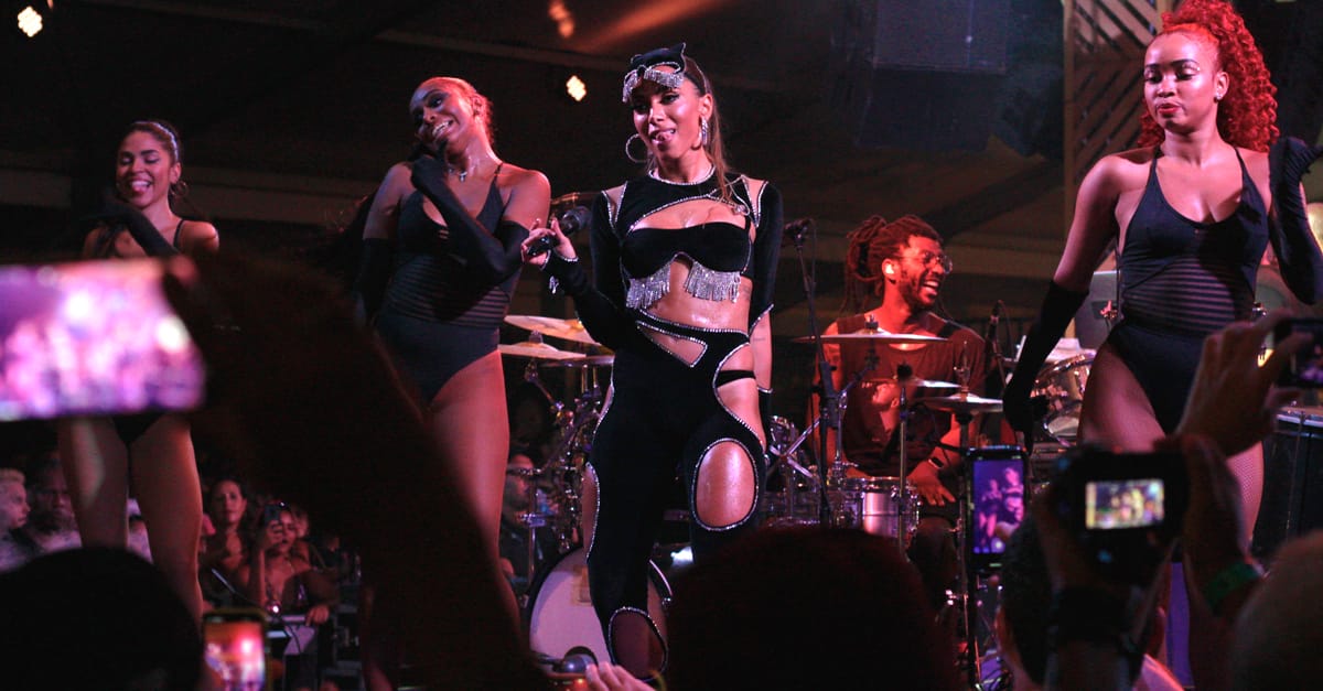 CarnaVip 2020 | Anitta teve queda de pressão e não pôde encerrar show no Rio; saiba mais!