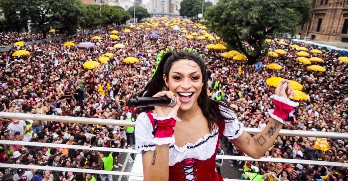 CarnaVip 2020 | Vestida de Chapeuzinho Vermelho, bloco da Pabllo arrasta multidão em São Paulo