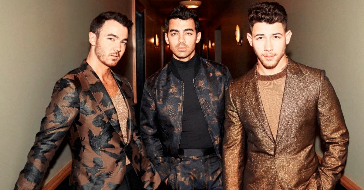 Jonas Brothers faz lançamento duplo; ouça “X” e “Five More Minutes”!