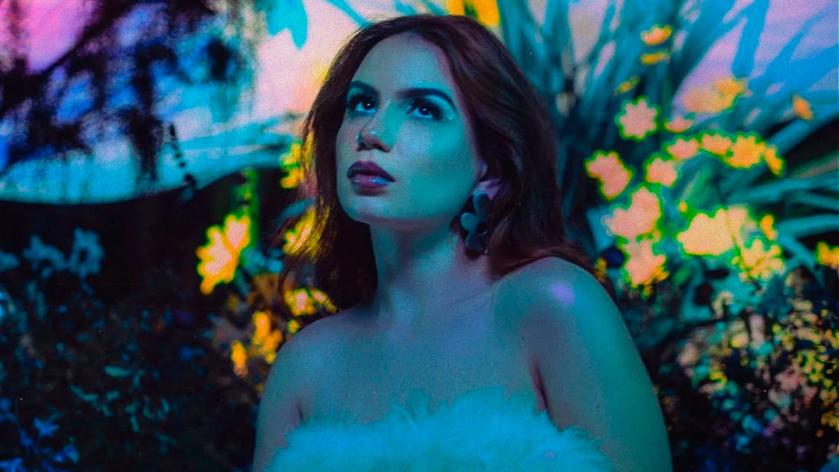 Carol Biazin aborda relacionamento aberto em “Garota Infernal”; assista ao clipe!