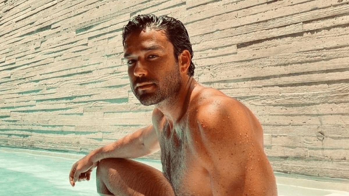 Sérgio Marone comenta sobre fotos ousadas nas redes sociais: “Dou o que eles querem”