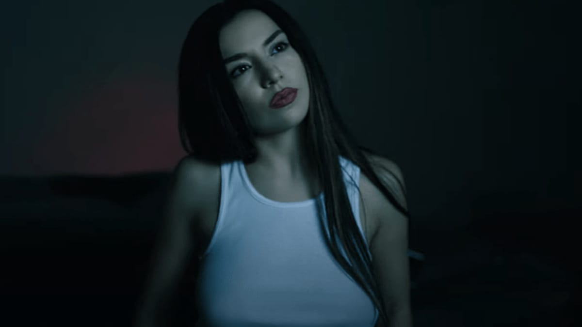 Ava Max se encontra com ela mesma no clipe de “Million Dollar Baby”; assista!