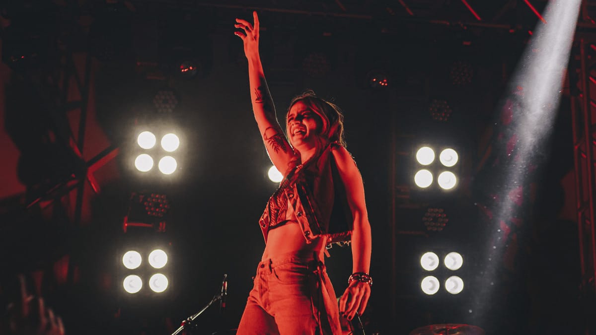 Carol Biazin canta single “INÍCIO DO FIM” em show lotado em São Paulo