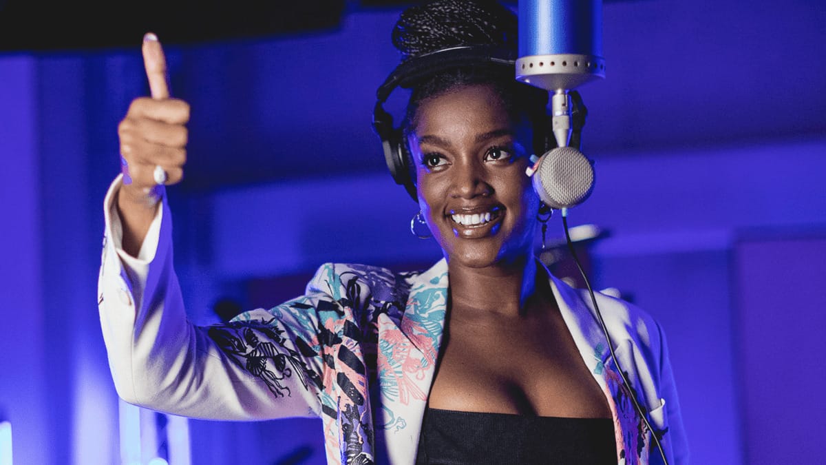 Iza dá voz a música-tema do The Town; assista ao clipe!