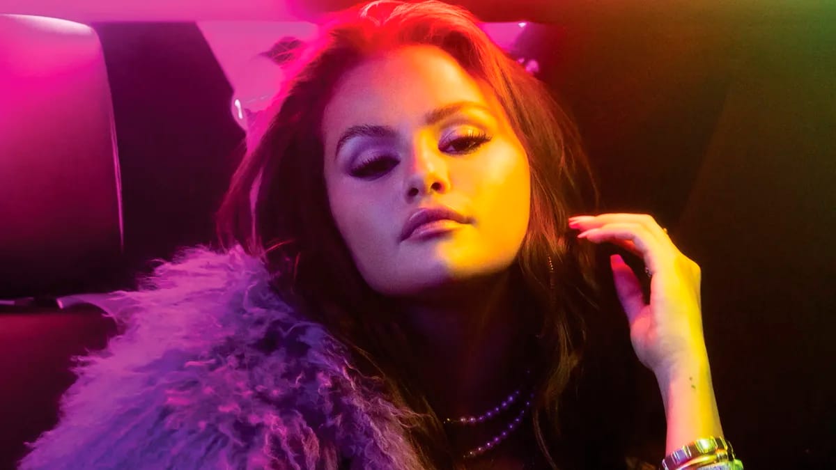 Selena Gomez se diverte com as amigas no clipe de “Single Soon”; assista!