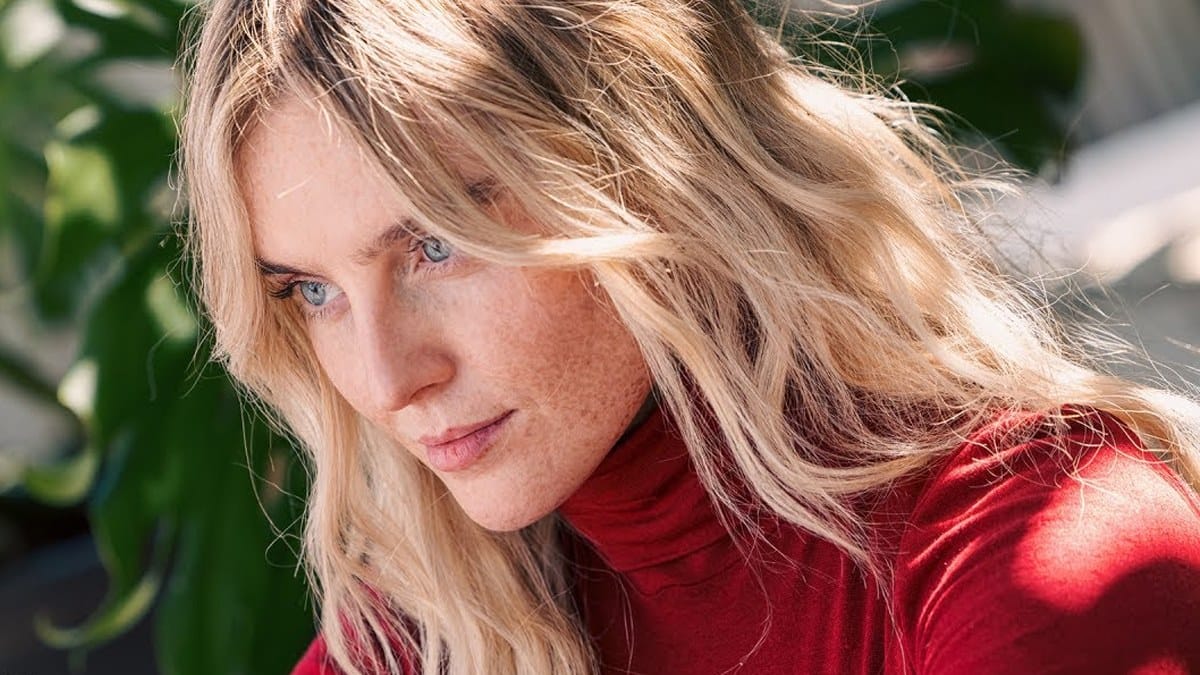 Perrie lança videoclipe de “Forget About Us”