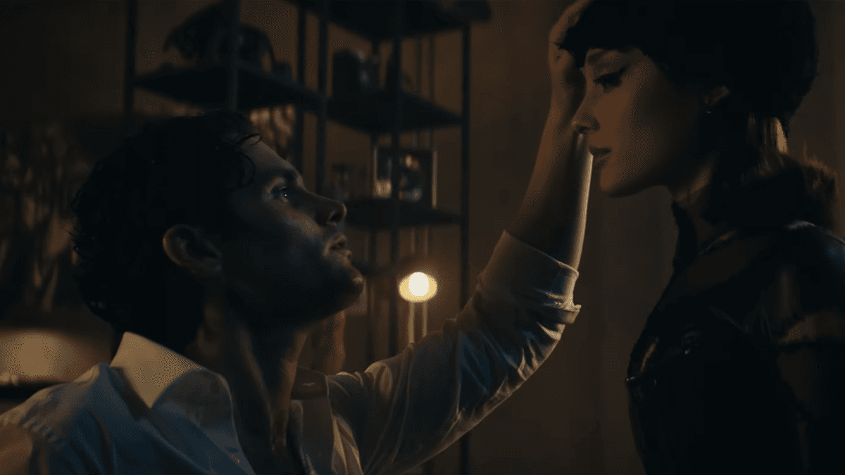 Ariana Grande vira Mulher-Gato no clipe de “the boy is mine”