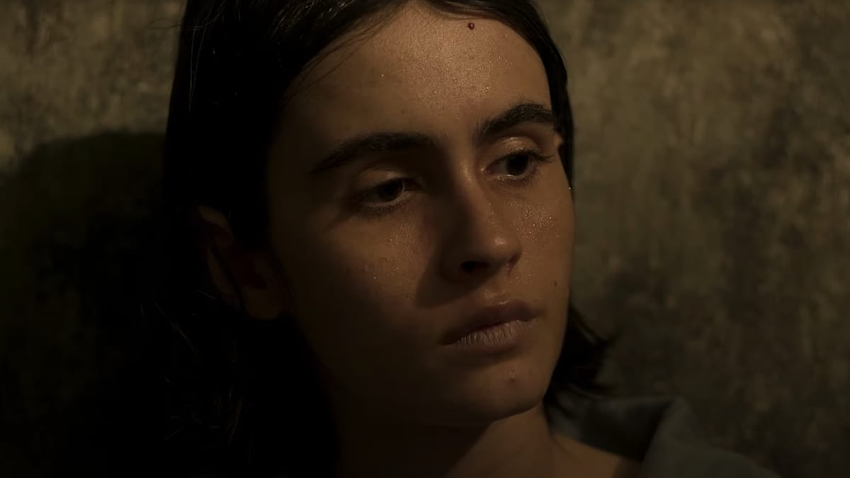 “O Mensageiro”: Valentina Herszage vive presa política em filme de Lúcia Murat