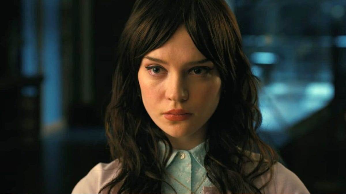 Warner divulga trailer do terror “Acompanhante perfeita” estrelando Sophie Thatcher e Jack Quaid