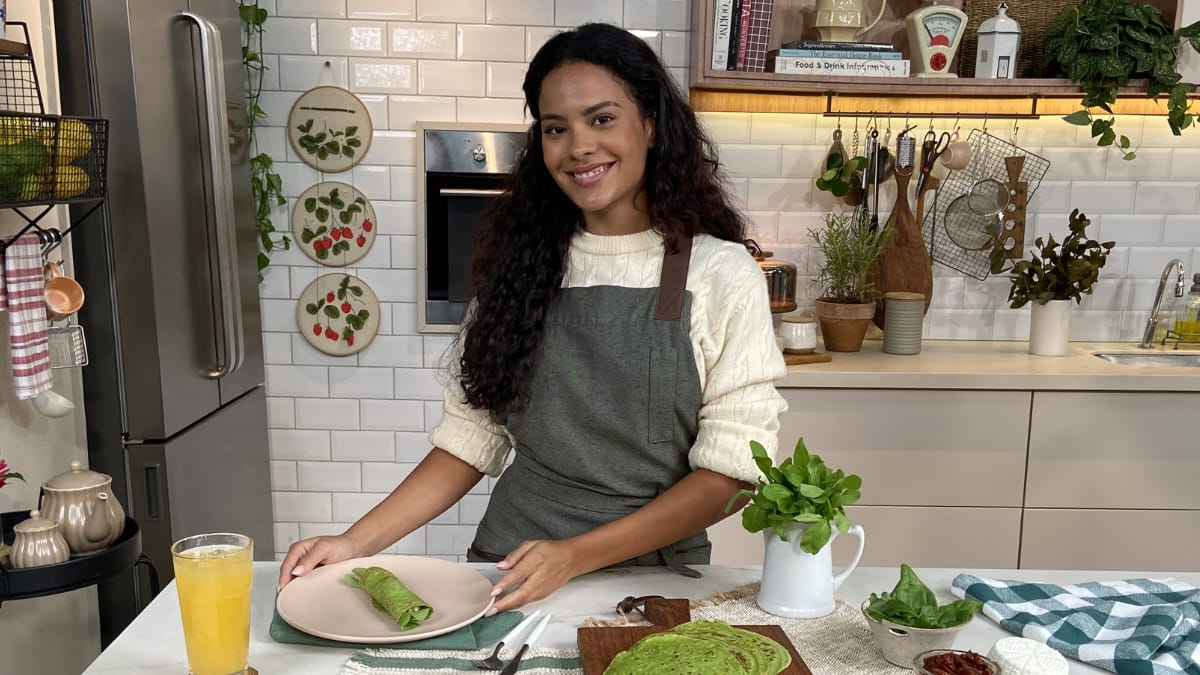Bella Campos mostra dotes culinários com receita vegetariana que aprendeu com a mãe  