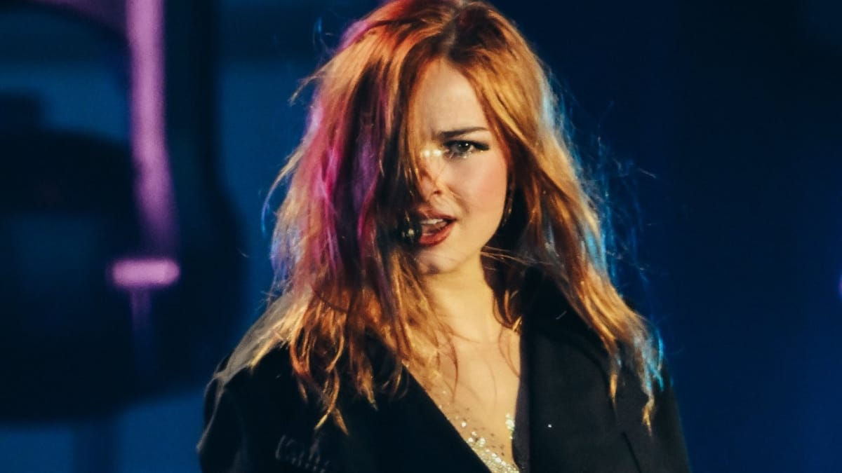 Addison Rae realiza sonho e apresenta show pop performático no Lollapalooza Brasil 2026