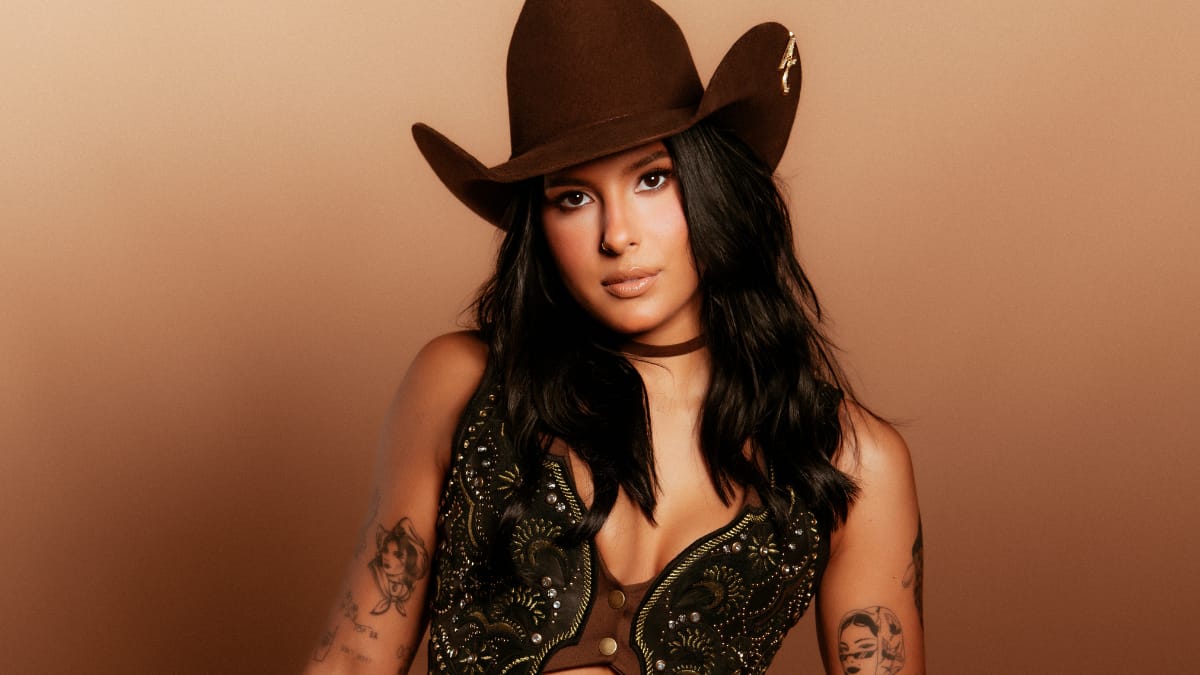 Ana Castela lança álbum “FIRE ARENA” e inaugura nova fase pop da carreira